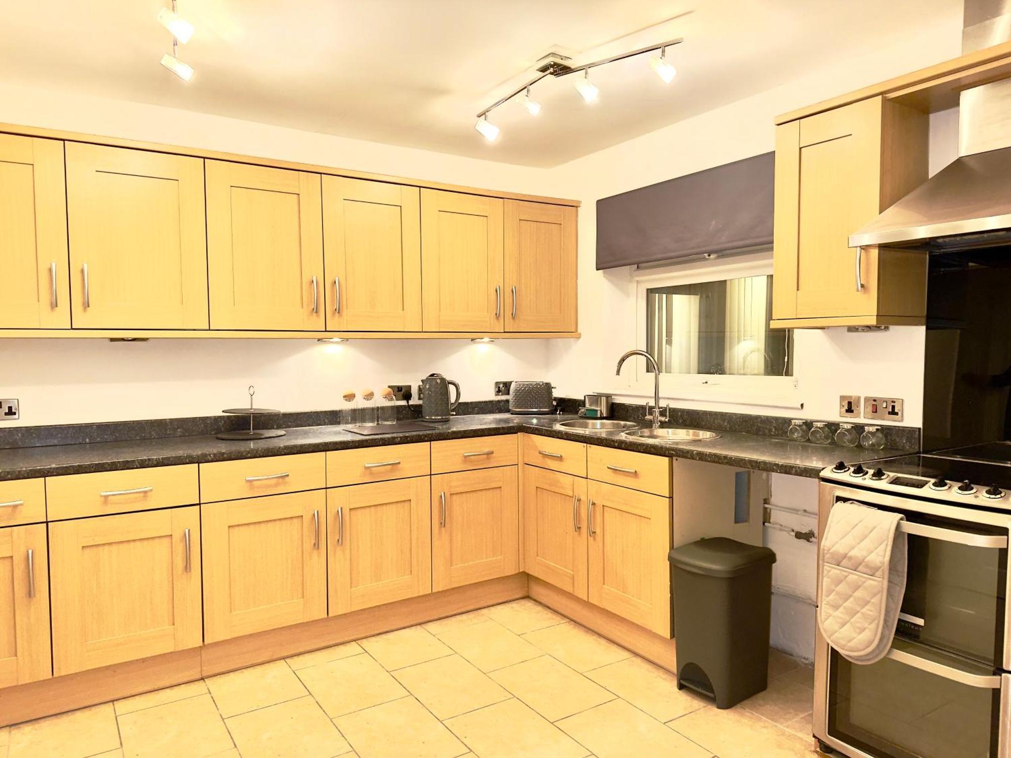 Rnm - Business Professionals Ready, Cost Effective For Large Stays! 3 Bedroom Lounge, Private Access & Entire Place, Kitchen & Washroom With Amenities, Smart Tv, Easy Access, Fast Wifi, Large Driveway, Great Transport Links, Near Worcester Hospital A Exterior foto