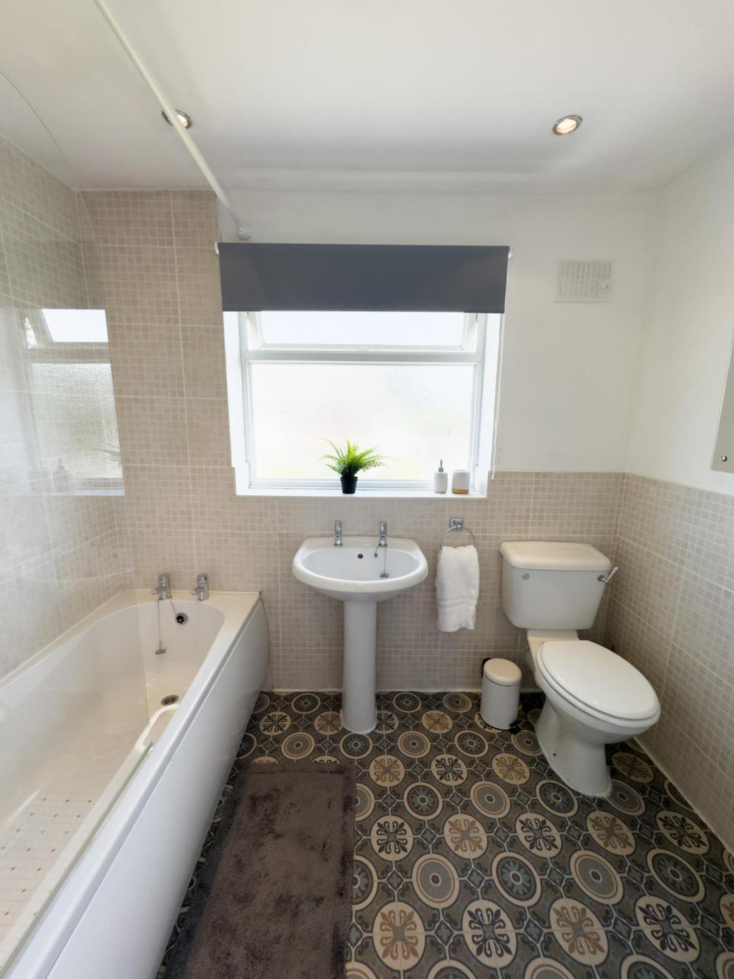 Rnm - Business Professionals Ready, Cost Effective For Large Stays! 3 Bedroom Lounge, Private Access & Entire Place, Kitchen & Washroom With Amenities, Smart Tv, Easy Access, Fast Wifi, Large Driveway, Great Transport Links, Near Worcester Hospital A Exterior foto
